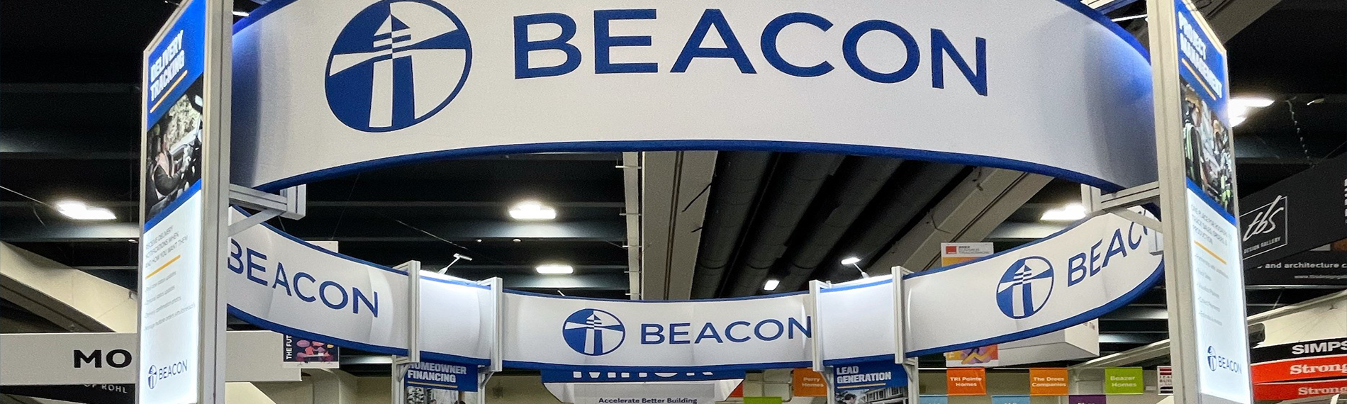 Une photo du stand de la compagnie Beacon lors du salon ToiTech. Le stand est décoré avec des affiches de produits Beacon.